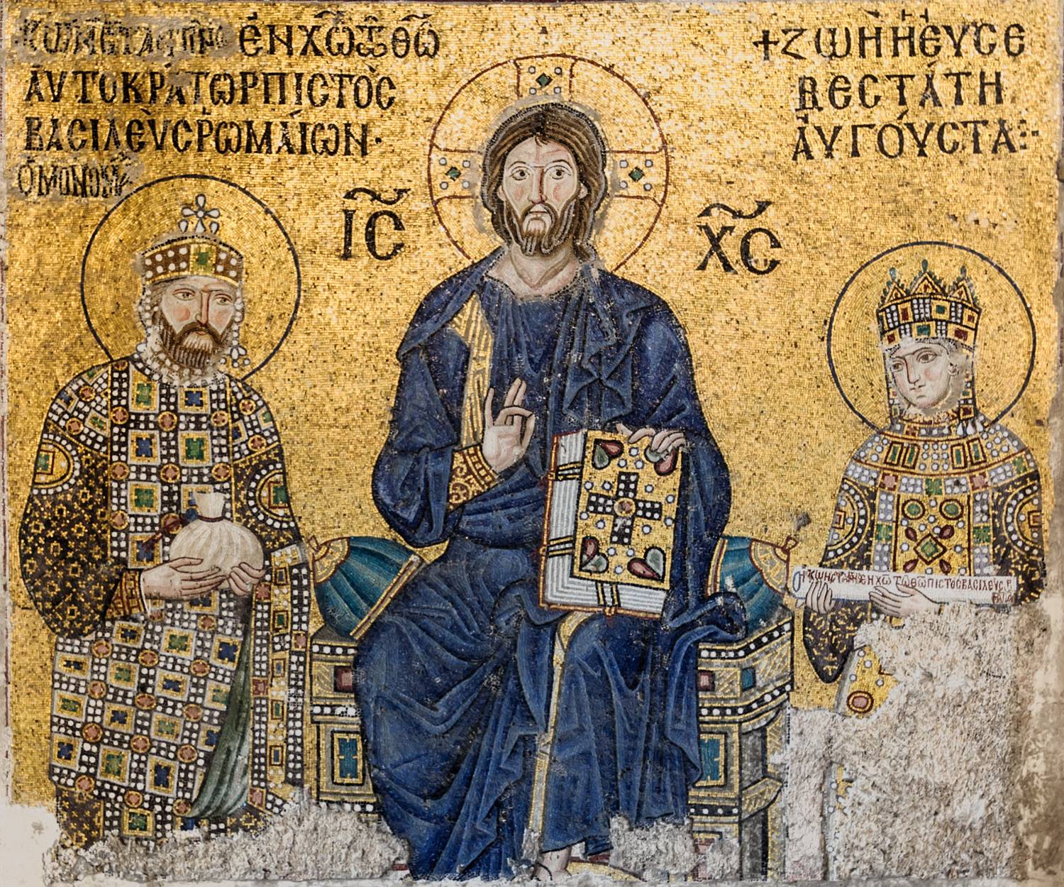 Mosaïque de la galerie sud de Sainte-Sophie : le Christ en majesté sur son trône, entre l'empereur Constantin IX Monomaque à gauche et l'impératrice Zoé à droite, tous deux en vêtements de cérémonie couverts de compartiments géométriques et de pierreries, sur fond d'or.